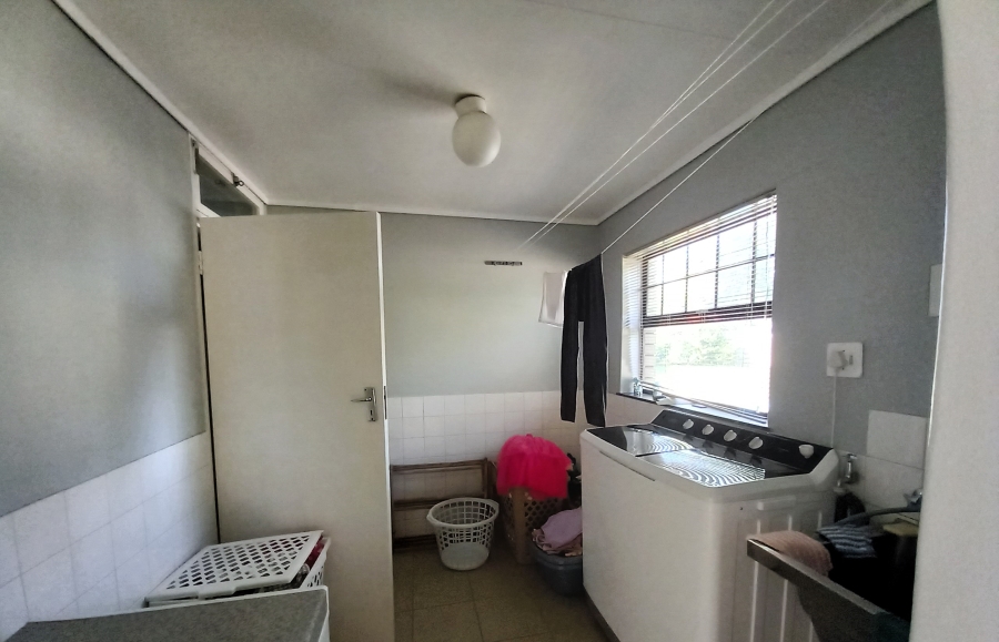 To Let 4 Bedroom Property for Rent in Rouxville Western Cape